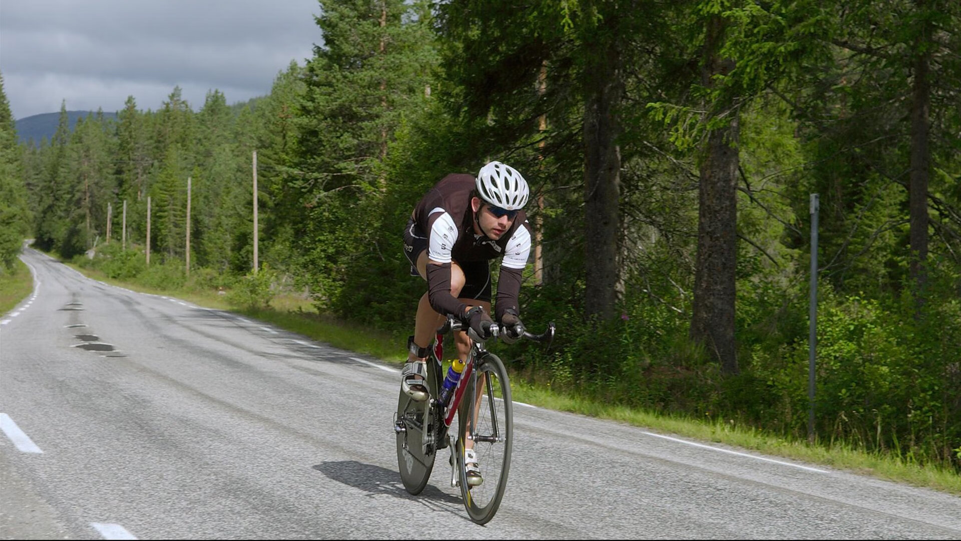 决战时刻：季后赛激烈对抗的精彩瞬间，决赛战况