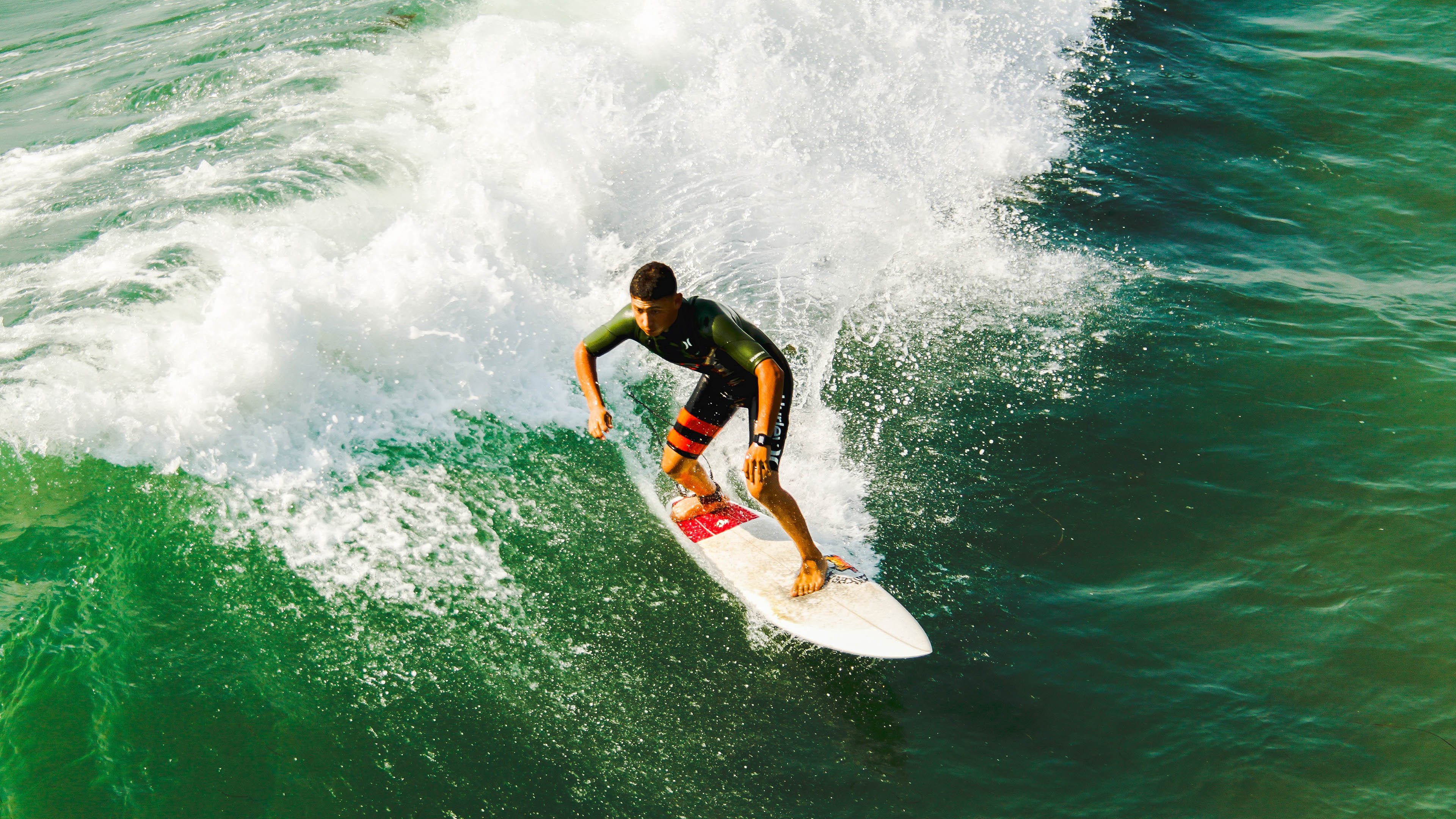 “足球场馆引入绿色节能技术，环保先行”，设计足球场如何节约城市空间