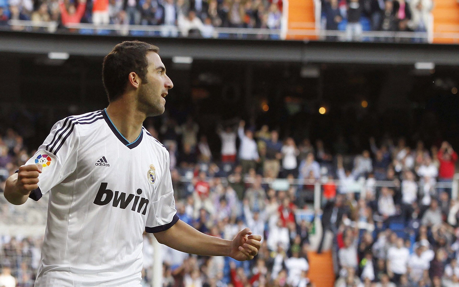 新任主教练大显神通,带领球队晋级下一轮,中国足球新主教练